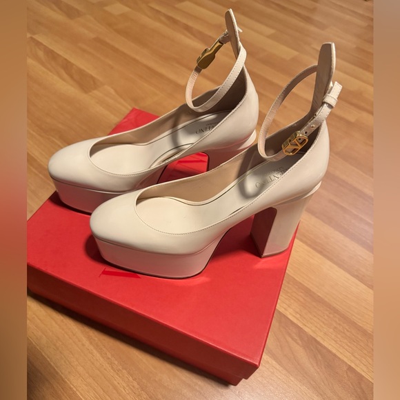 Valentino Garavani Cream Go Patent Platform Heels 37.5 - Picture 5 of 8
